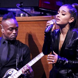 Ariana Grande and The Roots Perform 'Natural Woman' in Tribute to Aretha Franklin