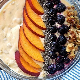 The Peaches and Cream Oatmeal Smoothie That Combines Your Two Favorite Breakfasts